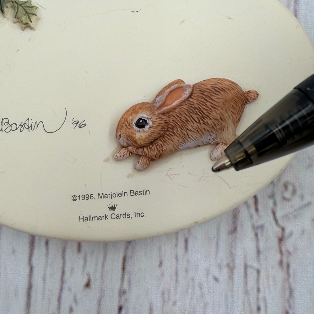 Vintage 1996 Marjolein Bastin Hallmark Rabbit Winter‎ Snow Resin Ornament Oval - Picture 4 of 7